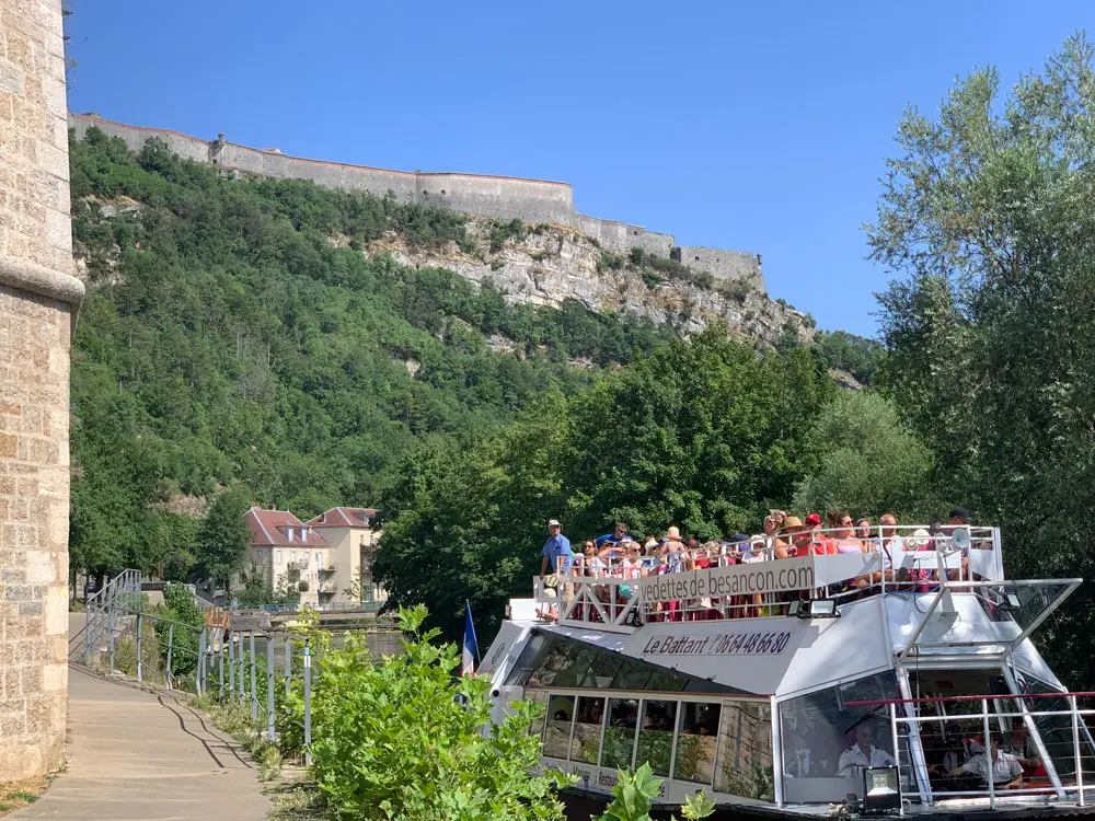 Passagers sur la terrasse du Battant à l'embarcadère, au pied de la Citadelle