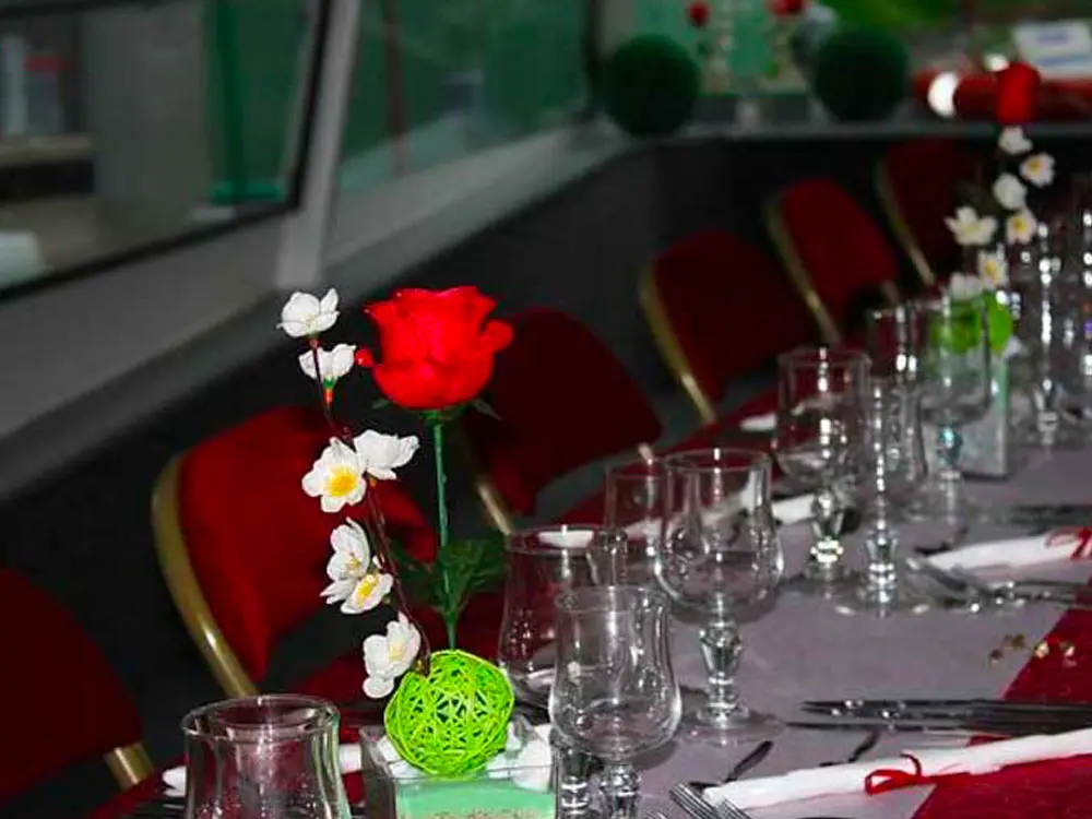 Table dressée à bord du bateau, verres et couverts avant une croisière repas