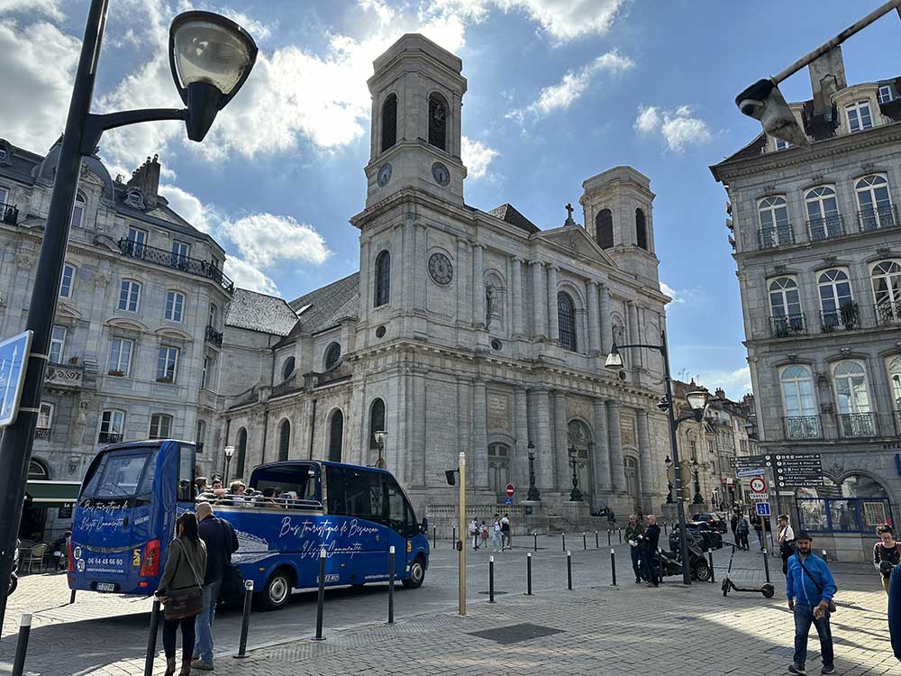 Le bus cabriolet des Vedettes dans le centre de Besançon