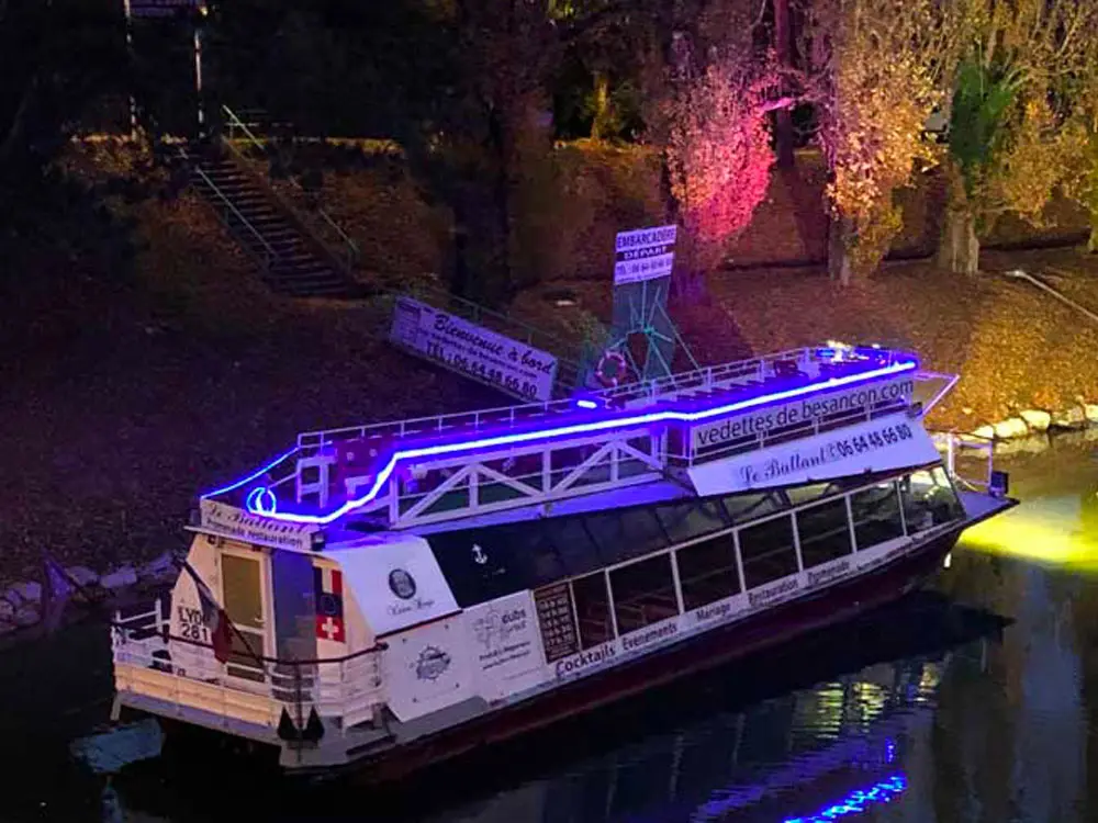 Le Battant illuminé de nuit pour une soirée privatisée